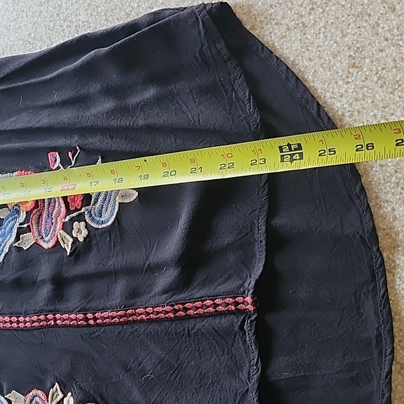 Gorgeous Black Tunic Tiered Flowy Sleeves With Embroidered Front - Picture 10 of 11